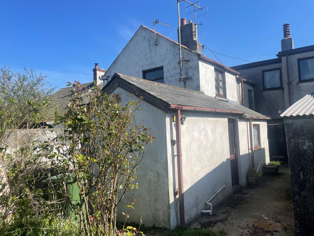 Lot: 23 - TERRACED HOUSE WITH ADDITIONAL ONE-BEDROOM DWELLING, GARAGE, OUTBUILDING AND LARGE GARDEN SPACE - Rear property showing additional dwelling